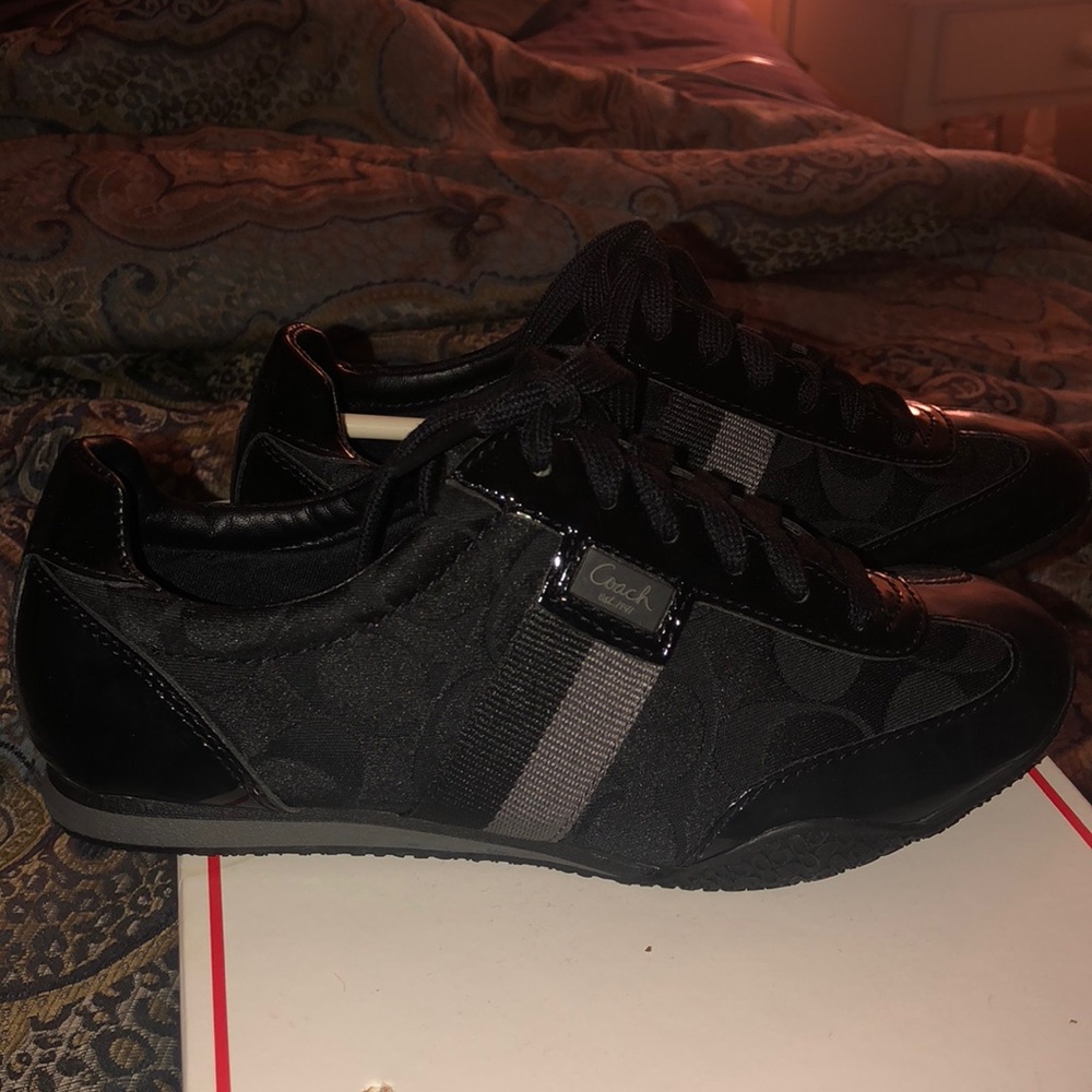 KINSLEY COACH SNEAKER